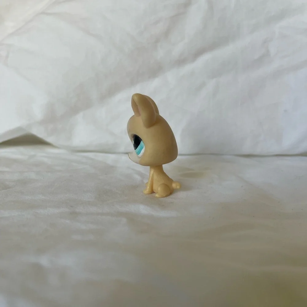 Littlest Pet Shop LPS Cream White CHIHUAHUA #837 Blue Clover EYES Tan Dog Puppy